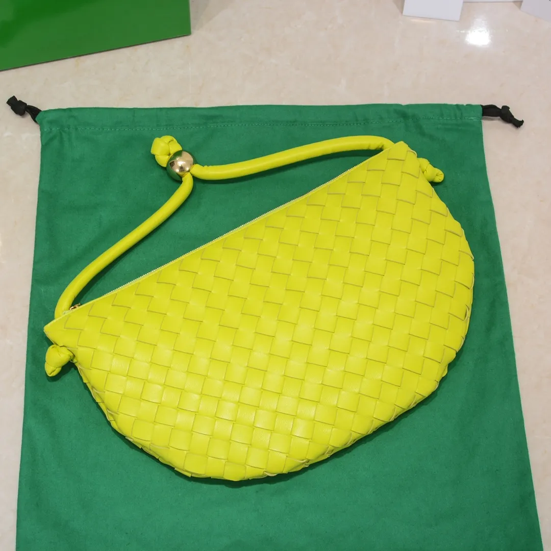 Batch 1260 BV has released a new product. TURN # Recommended new popular style is still the classic woven logo that we can recognize at a glance. It is really a unique style that is familiar and unfamiliar! Made of sheepskin woven with beautiful gold beads on the shoulder straps for free adjustment. When in use, you can switch between the shoulder and handle bag at will. It has a concave and convex shape anytime and anywhere. It is a practical king with a unique personality. With the right color combination, it can be sweet or salty. It is full of style. Summer catwalk style is beautiful. Pull it out quickly. Size: 40*3*24, model: 6699-3#